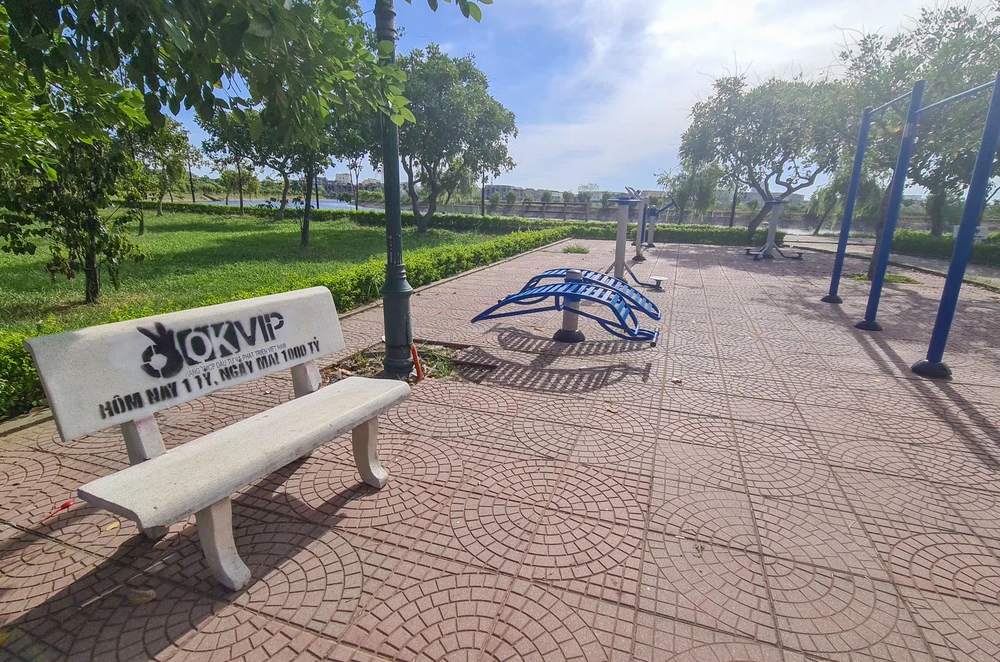 Các đối tượng phun sơn hầu hết các ghế đá tại công viên Nam Trần Hưng Đạo, công viên phường Đồng Hải, công viên Nhật Lệ, Quảng trường Bảo Ninh... Ảnh: B.THIÊN