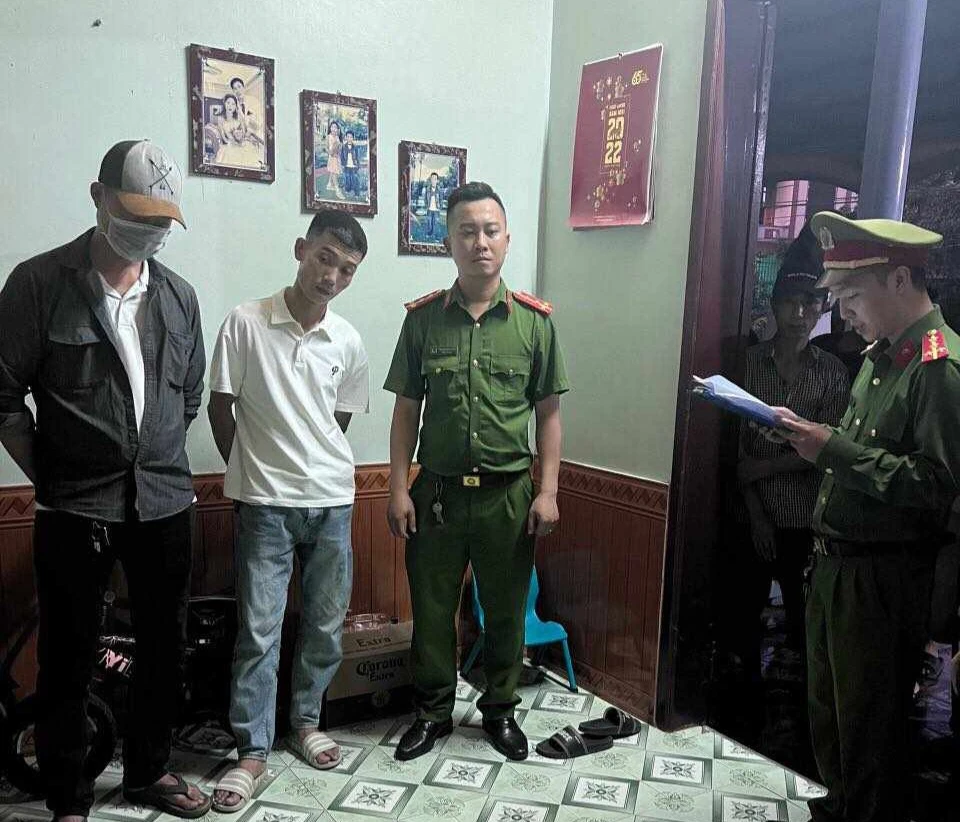 Cơ quan công an tống đạt quyết định khởi tố đối với Thanh (thứ hai từ trái sang). Ảnh: CA Cơ quan công an tống đạt quyết định khởi tố đối với Thanh (thứ hai từ trái sang). Ảnh: CA