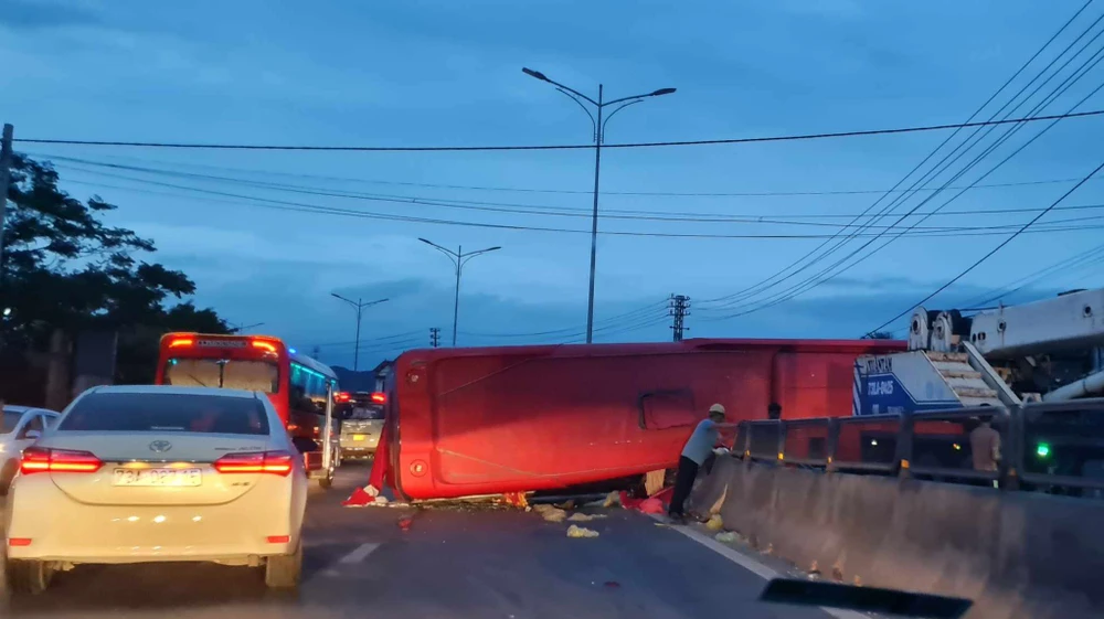 Chiếc xe khách nằm vắt ngang trên dải phân cách. Ảnh: NDCC Chiếc xe khách nằm vắt ngang trên dải phân cách. Ảnh: NDCC