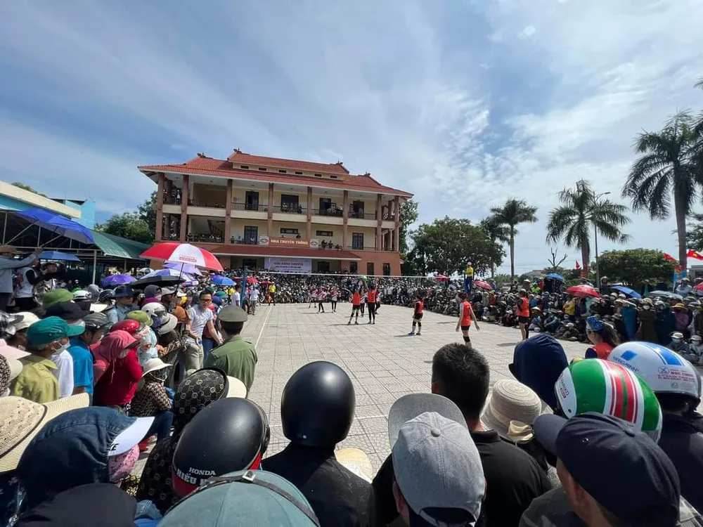 Hàng nghìn người dân, du khách tham gia cổ vũ các nữ VĐV. Ảnh: BCLT