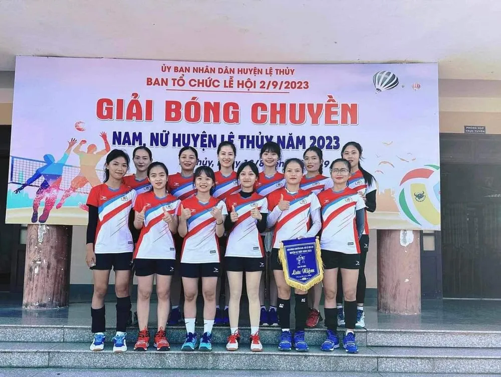 Giải bóng chuyền nam, nữ huyện Lệ Thuỷ được tổ chức thường niên hằng năm vào dịp Tết độc lập. Ảnh: BCLT