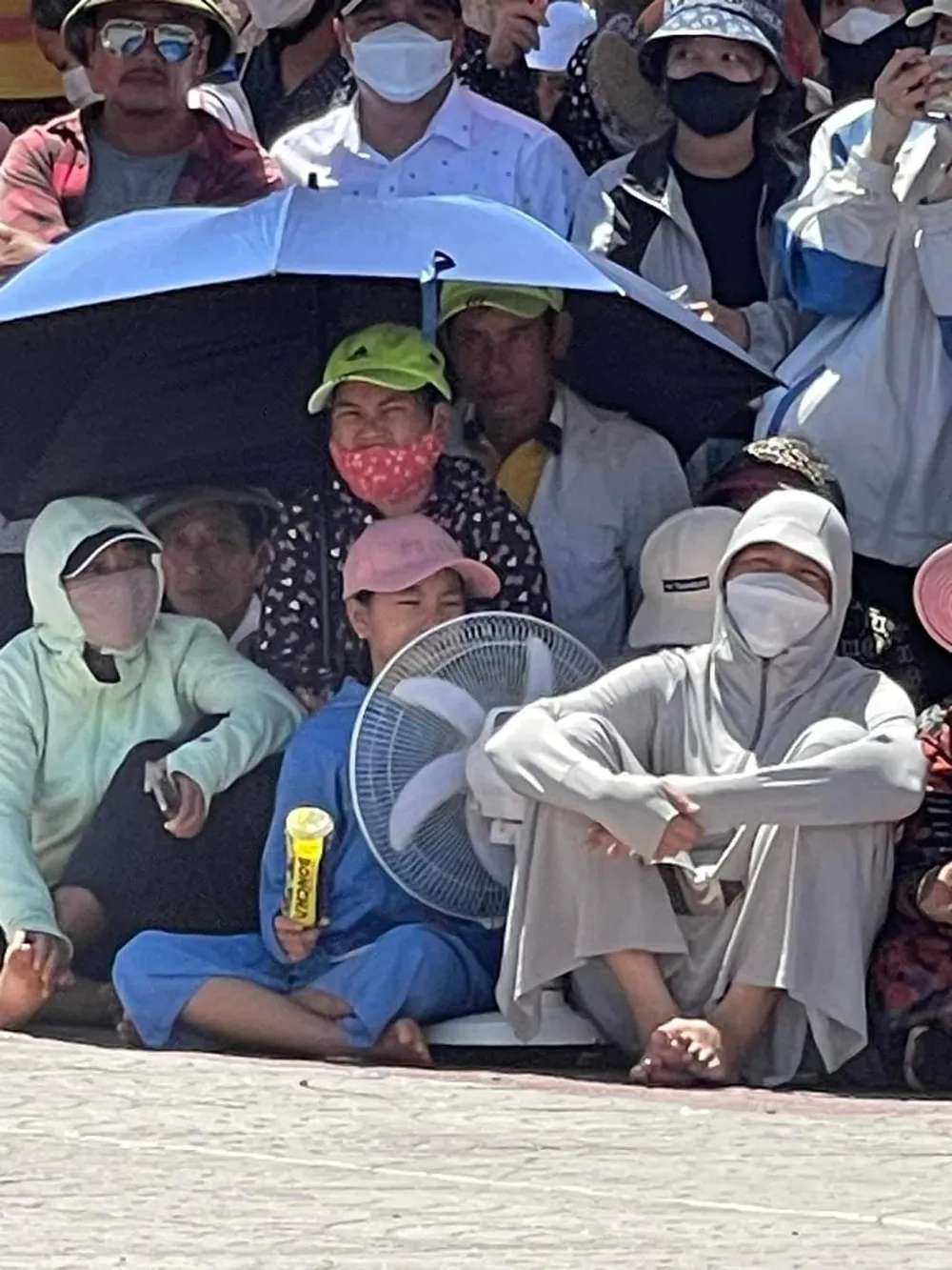 Một cổ động viên nhiệt thành mang quạt đến sân cổ vũ cho các VĐV. Ảnh: BCLT