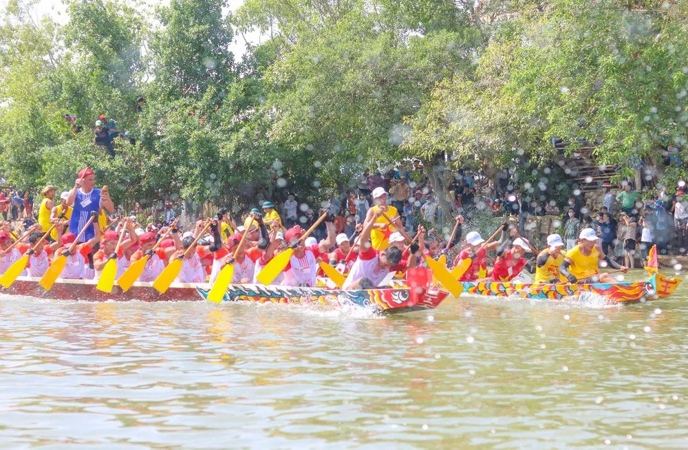 Những màn so tài căng thẳng trên sông trong ngày Tết Độc . Ảnh: BẢO THIÊN