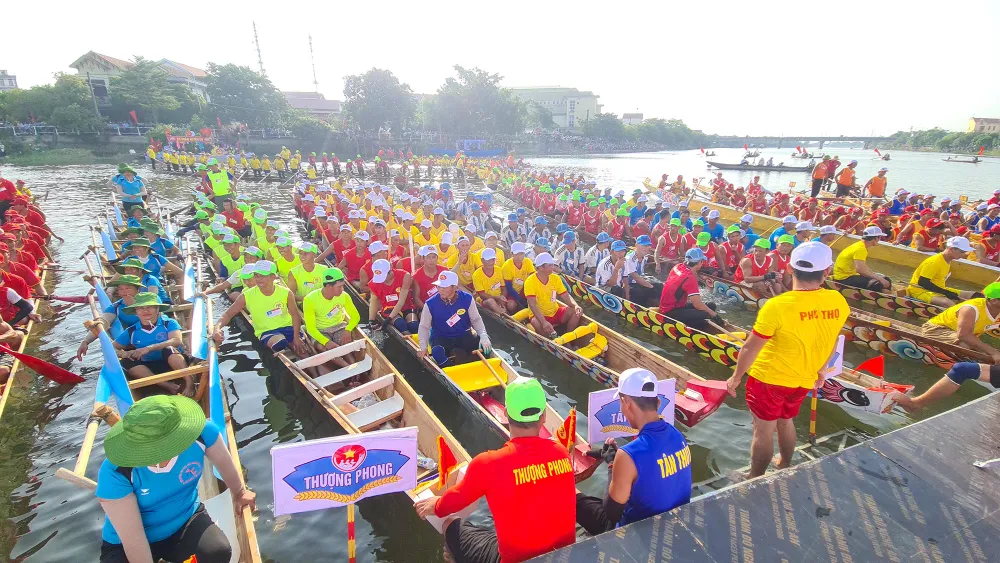 Tham gia tranh tài có 24 thuyền bơi nam, 10 thuyền đua nữ. Ảnh: BẢO THIÊN