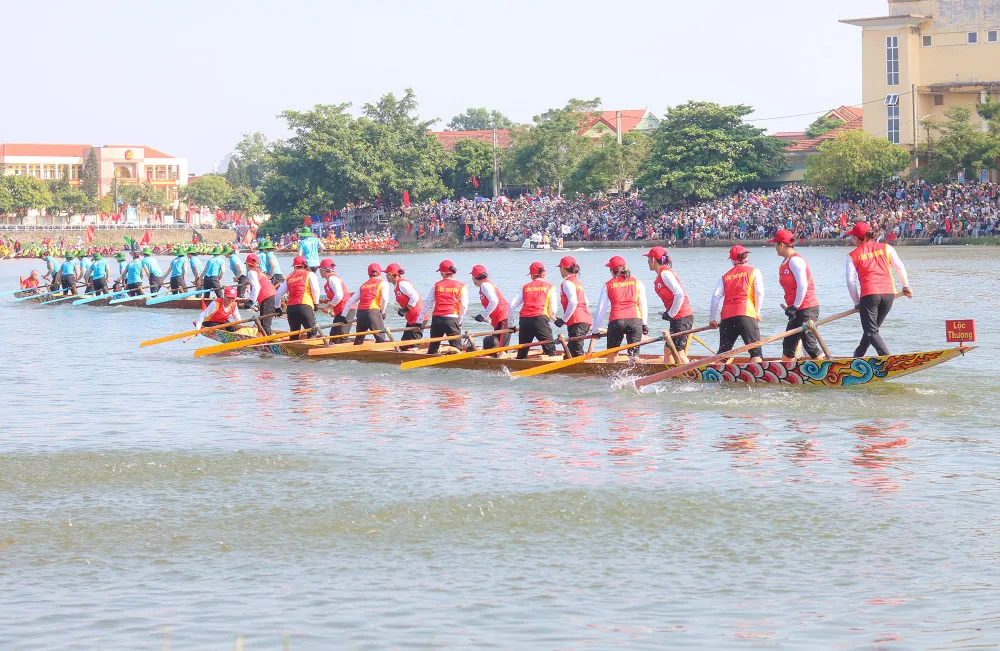 Các thuyền nữ tranh tài sôi nổi trên sông Kiến Giang. Ảnh: BẢO THIÊN
