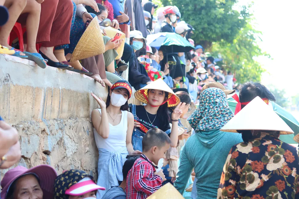 Hai cổ động viên nhiệt thành của thôn An Xá (xã Lộc Thuỷ). Ảnh: BẢO THIÊN