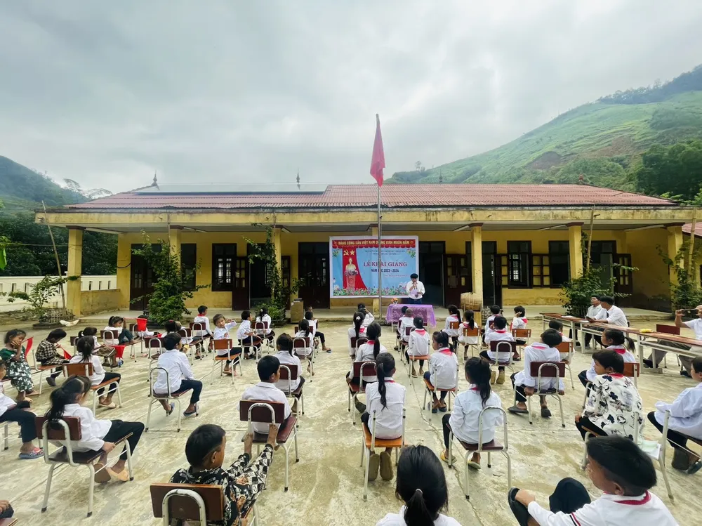 Ở điểm trường Dộ, các em học sinh đều chủ yếu là người Mày, có hoàn cảnh kinh tế khá khó khăn. Ảnh: GVCC