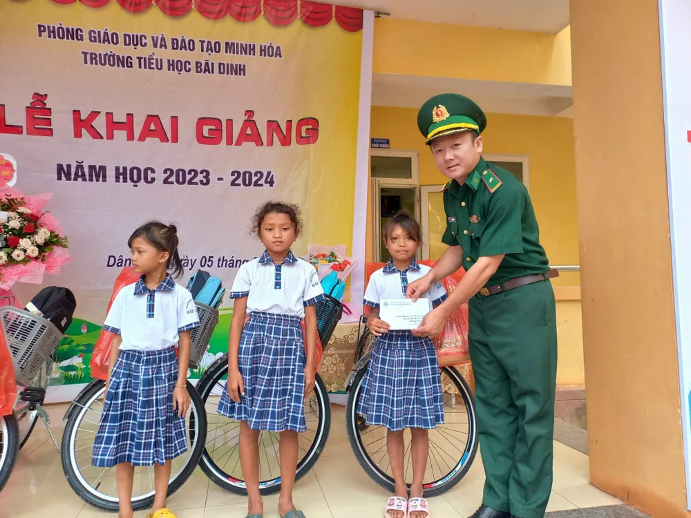 Cán bộ BĐBP Quảng Bình tặng quà, xe đạp cho các học sinh có hoàn cảnh khó khăn tại Trường tiểu học Bãi Dinh.