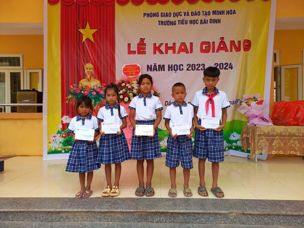 Nhiều phần quà hỗ trợ các em học sinh có hoàn cảnh khó khăn tại Trường Tiểu học Bãi Dinh, xã Dân Hoá, huyện miền núi Minh Hoá. Ảnh: BĐBP QB