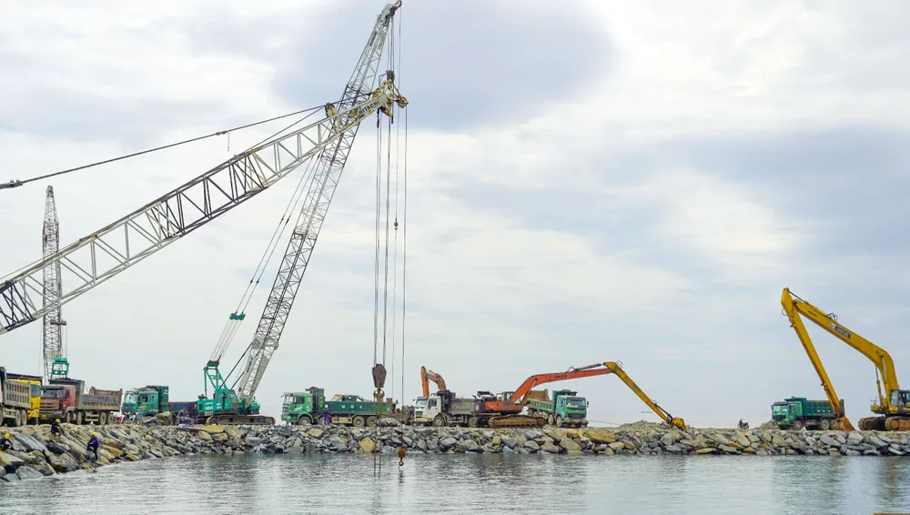 Hạng mục đê chắn sóng thuộc dự án cơ sở hạ tầng Trung tâm điện lực Quảng Trạch đang triển khai thi công. Ảnh: B.THIÊN Hạng mục đê chắn sóng thuộc dự án cơ sở hạ tầng Trung tâm điện lực Quảng Trạch đang triển khai thi công. Ảnh: B.THIÊN