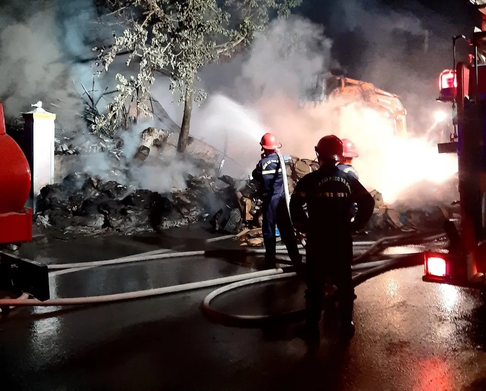 Lực lượng chức năng có mặt tại hiện trường tiến hành dập lửa. Ảnh: B.BIEN