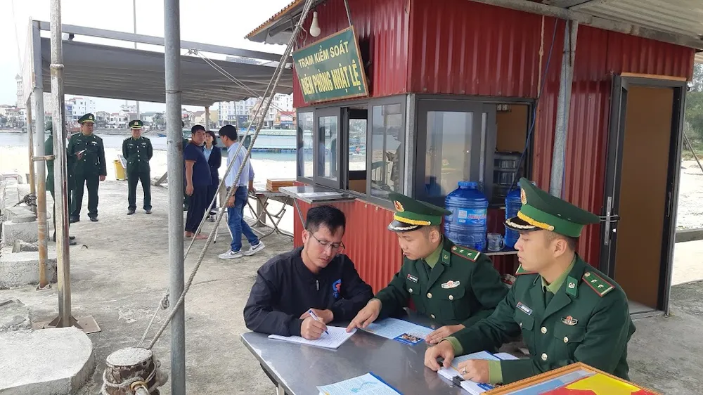 Lực lượng biên phòng Quảng Bình hướng dẫn làm thủ tục cho các tàu cá trước khi xuất cảng để chống IUU. Ảnh: BĐBP quang-binh-chong-khai-thac-iuu.jpg