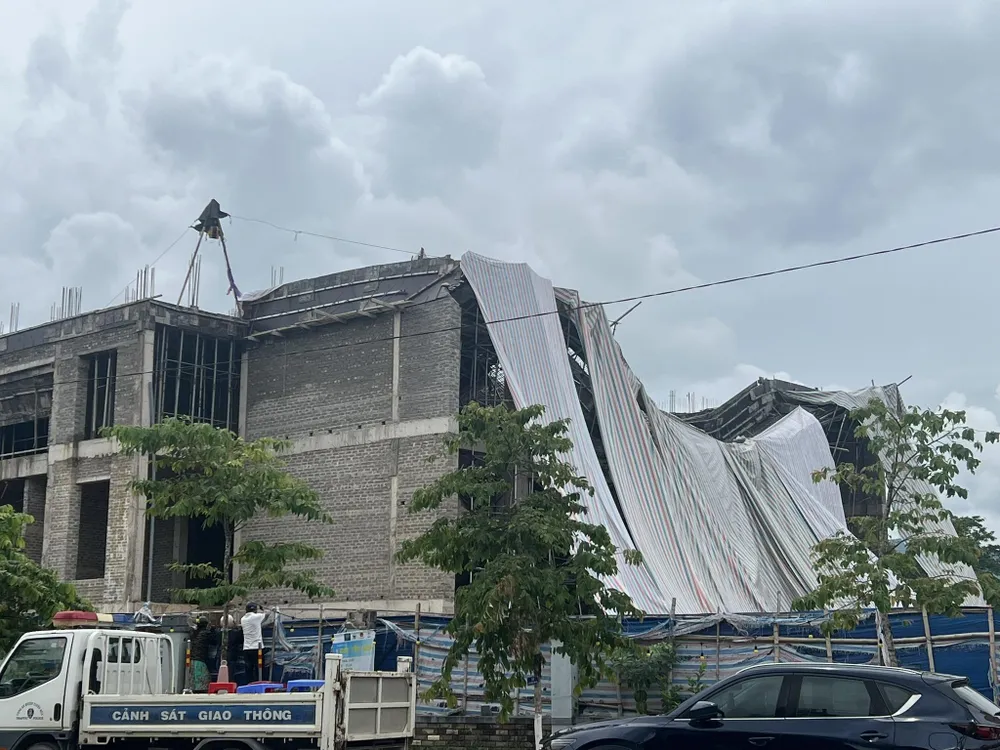 Sở Xây dựng đã lập đoàn giám định chất lượng công trình Trung tâm Văn hoá huyện Tuyên Hoá. Ảnh: BT lap-doan-kiem-tra-vu-sap-gian-giao-trung-tam-van-hoa.jpg