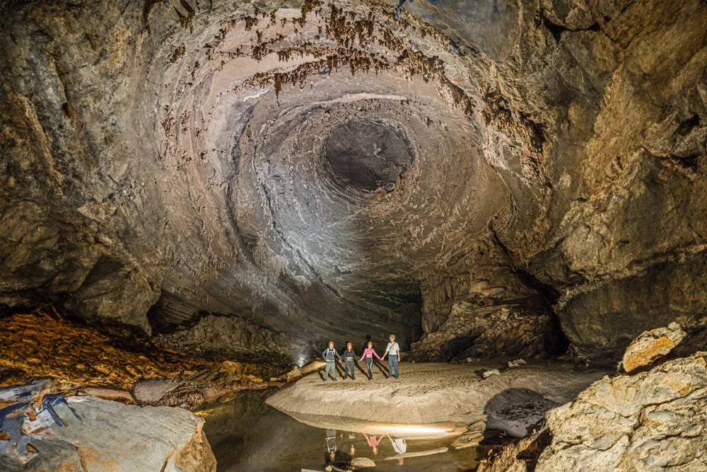 Hành trình khám phá hang Tiên. Ảnh: Oxalis Adventure du-lich-quang-binh-don-du-khach.jpg