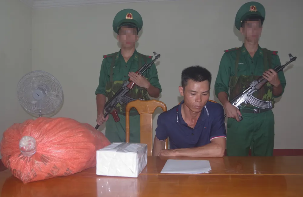 Lê Văn Duật cùng tang vật. Ảnh: BĐBP van-chuyen-ban-thuoc-no-cho-ngu-dan.jpg