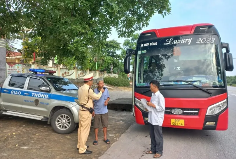 Lực lượng CSGT kiểm tra nồng độ cồn với tài xế xe khách. Ảnh: CA quang-binh-xu-phat-vi-pham-giao-thong.jpg