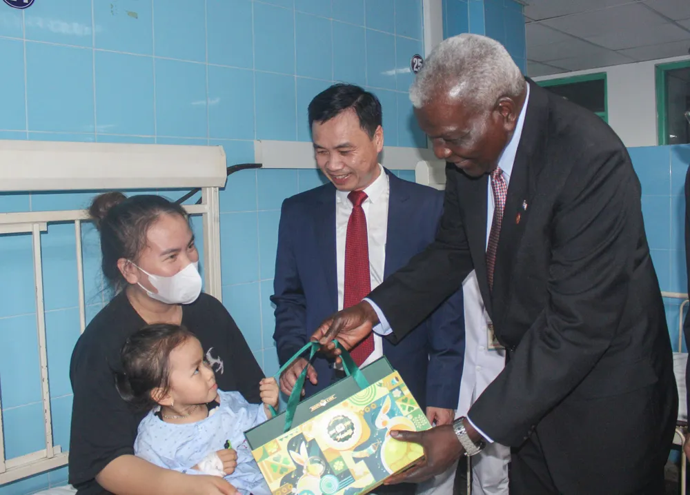 Ông Esteban Lazo Hernandez tặng quà bệnh nhi tại Bệnh viện Hữu nghị Việt Nam - Cuba Đồng Hới. Ảnh: B.T chu-tich-quoc-hoi-cuba-tham-quang-binh.jpg