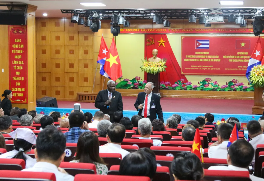 Ông Esteban Lazo Hernandez gặp gỡ, trò chuyện cùng lãnh đạo tỉnh Quảng Bình và các nhân chứng lịch sử. Ảnh: B.T chu-tich-quoc-hoi-cuba-tham-quang-binh (3).JPG