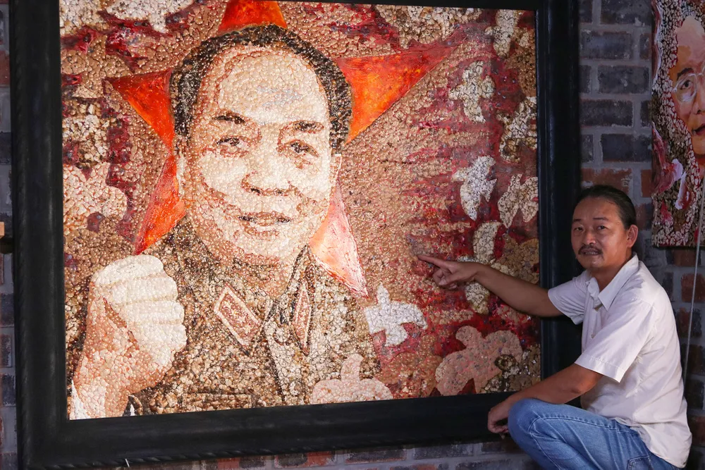 Anh_Nguoihoasidatai,vetranhDaituongVoNguyenGiapbangvotrung_h1 .jpg