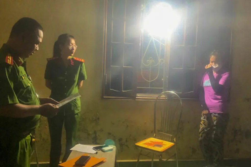 Cơ quan công an thi hành lệnh khám xét nơi ở của Huê. Ảnh: CA tam-giu-nu-chu-lo-de-co-13-thu-ky-o-quang-binh.jpg