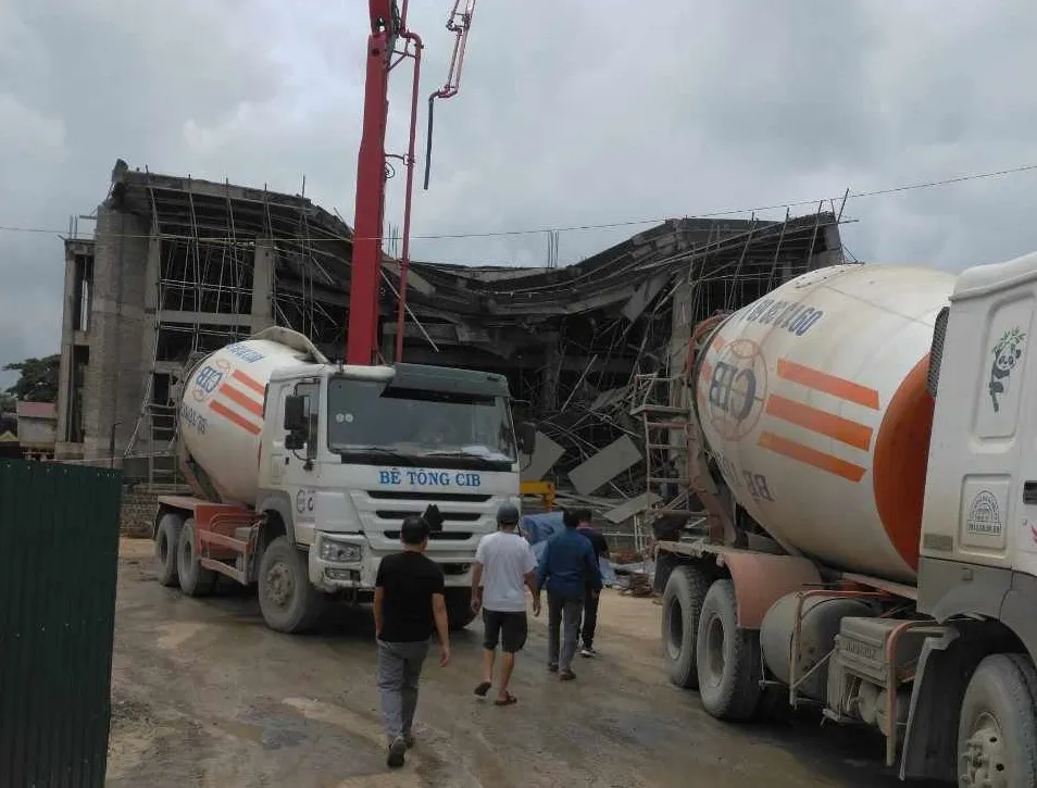 Hiện trường vụ sập giàn giáo vào ngày 17-9. Ảnh: NDCC nguyen-nhan-sap-gian-giao-cong-trinh-trung-tam-van-hoa-o-quang-binh.jpg