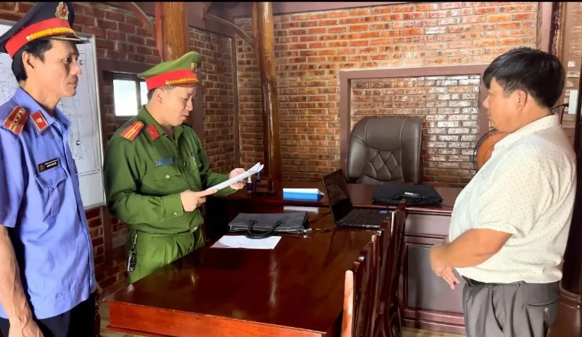 Cơ quan công an tống đạt quyết định khởi tố đối với Lê Văn Đàn. Ảnh: CA Khai thác trái phép gần 9.000 m3 cát, một giám đốc bị khởi tố