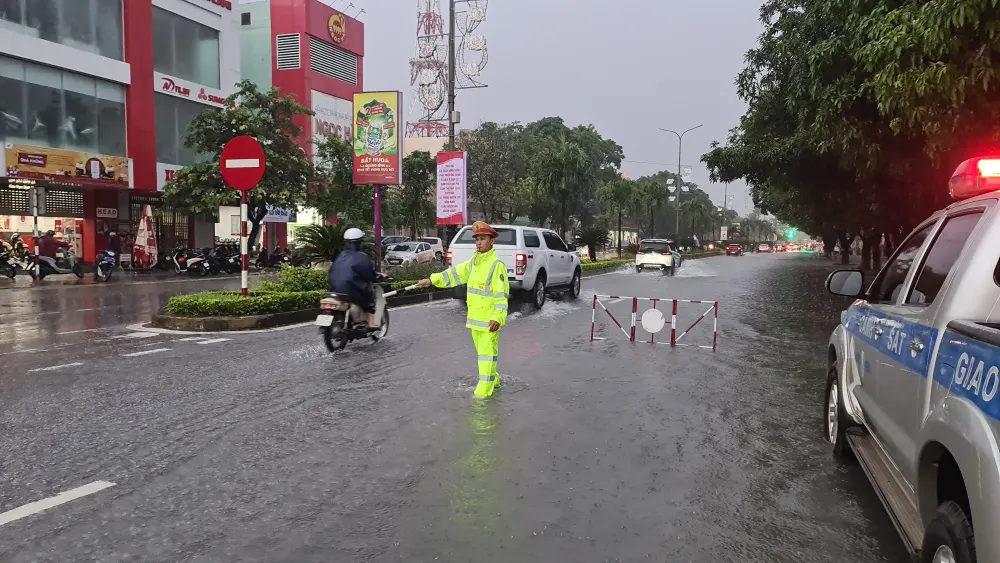 quang-binh-hang-loat-phuong-tien-bi-bom-loi-nuoc-chet-may (2).jpg