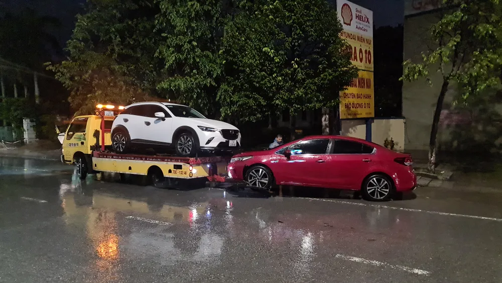 quang-binh-hang-loat-phuong-tien-bi-bom-loi-nuoc-chet-may (3).jpg