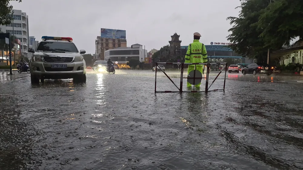 quang-binh-hang-loat-phuong-tien-bi-bom-loi-nuoc-chet-may (5).jpg