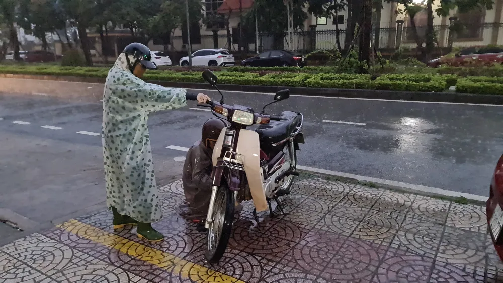 quang-binh-hang-loat-phuong-tien-bi-bom-loi-nuoc-chet-may (6).jpg