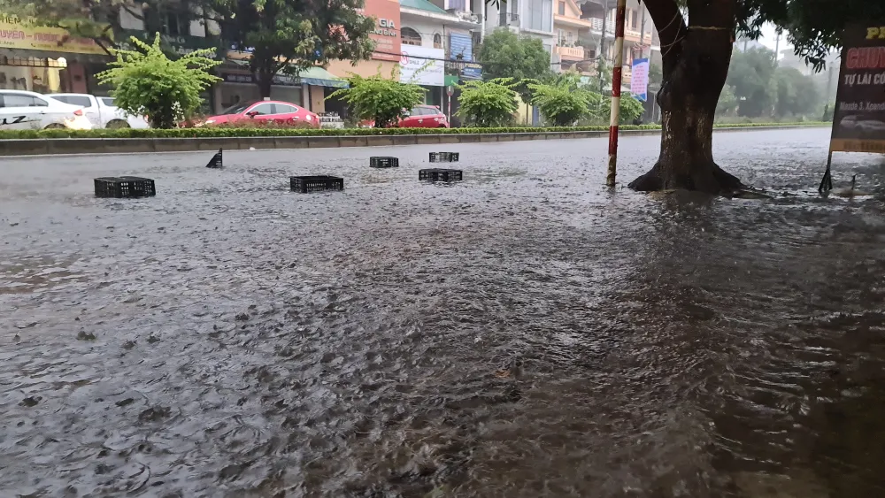 quang-binh-hang-loat-phuong-tien-bi-bom-loi-nuoc-chet-may (8).jpg