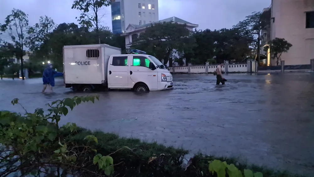 quang-binh-hang-loat-phuong-tien-bi-bom-loi-nuoc-chet-may (9).jpg