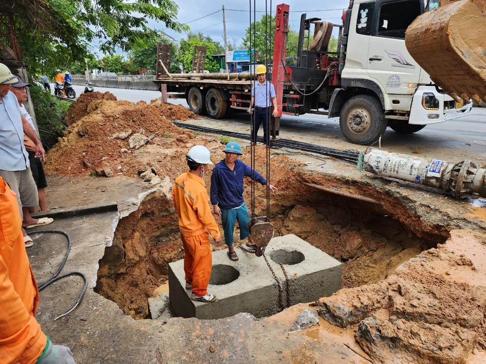 Công nhân điện lực được huy động để hỗ trợ khắc phục sự cố. Ảnh: B.THIÊN xe-cuu-thuong-dam-gay-tru-dien-gan-800-ho-dan-mat-dien-1.jpg