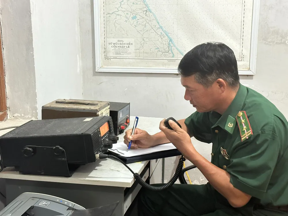 lực lượng biên phòng Quảng Bình thông báo cho các tàu thuyền chủ động phương án phòng tránh.jpg