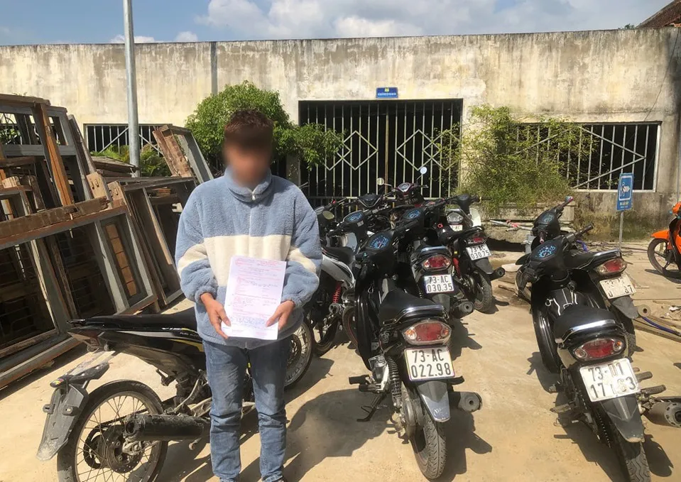 Hàng chục học sinh đi xe máy độ chế đã bị Công an huyện Tuyên Hoá lập biên bản xử lý