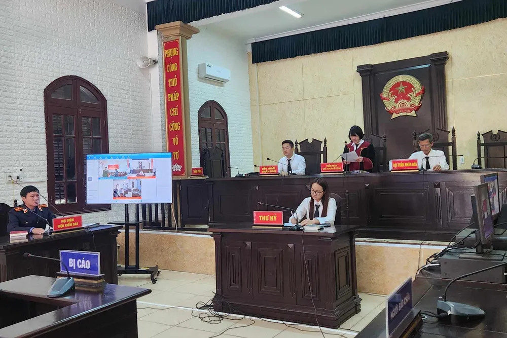 Vừa ra tù lại tiếp tục phạm tội, bị cáo Hằng bị tuyên phạt 16,5 năm tù về tội vận chuyển trái phép chất ma tuý. Ảnh: M.P Vừa ra tù lại ngựa quen đường cũ