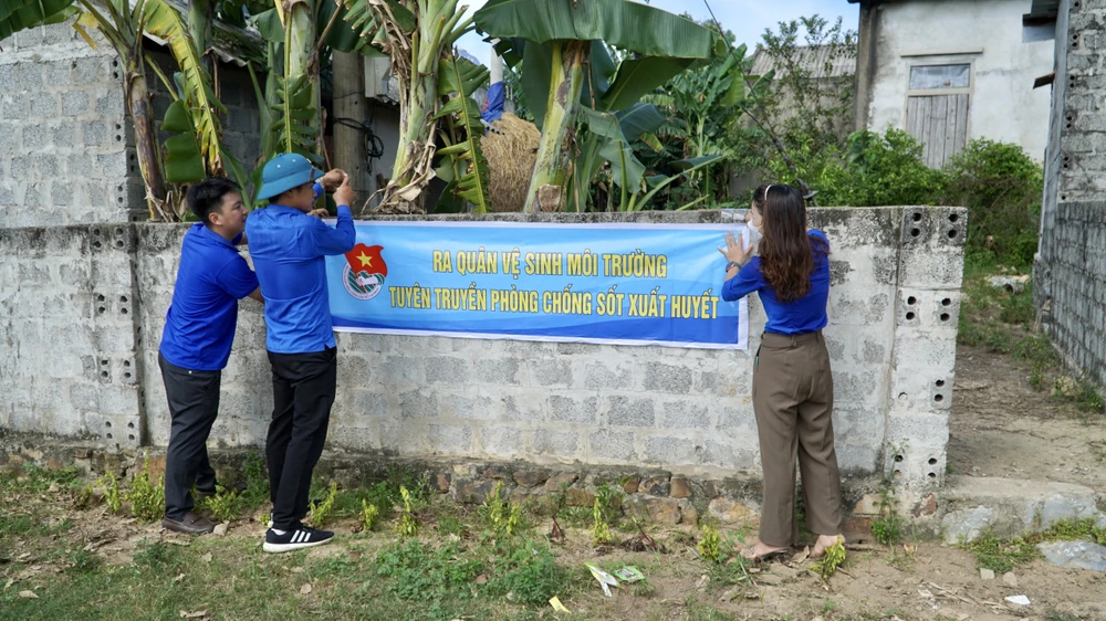 Tổ chức các đợt ra quân vệ sinh môi trường phòng chống bệnh sốt xuất huyết. Ảnh: N.HOANG z3744892122603_3289235e77c9390c0f953ecd53b002b6.jpg