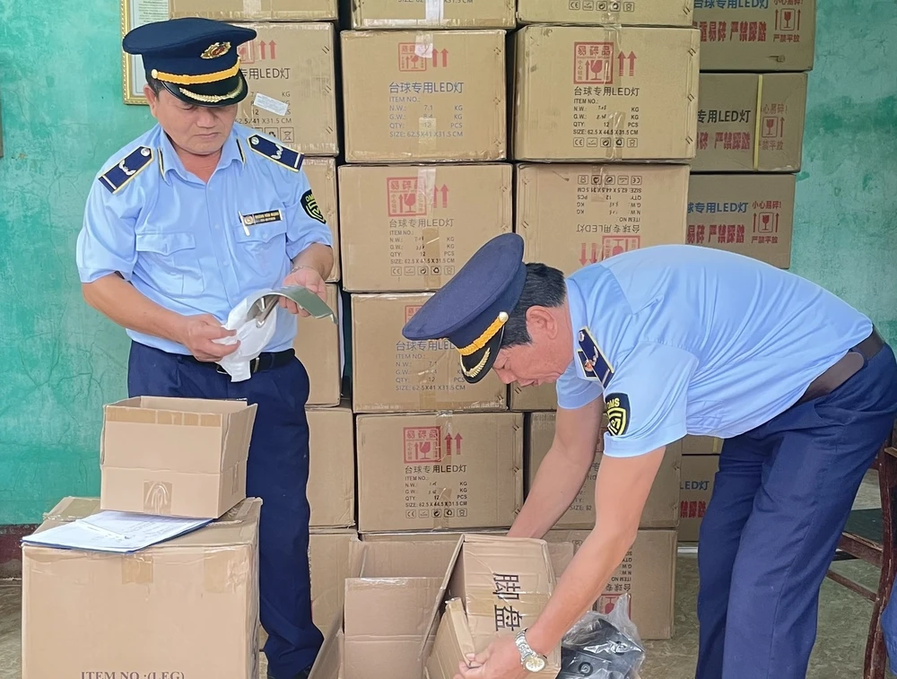 Bắt xe ô tô tải chở hơn 1.000 sản phẩm đèn led nhập lậu từ Trung Quốc