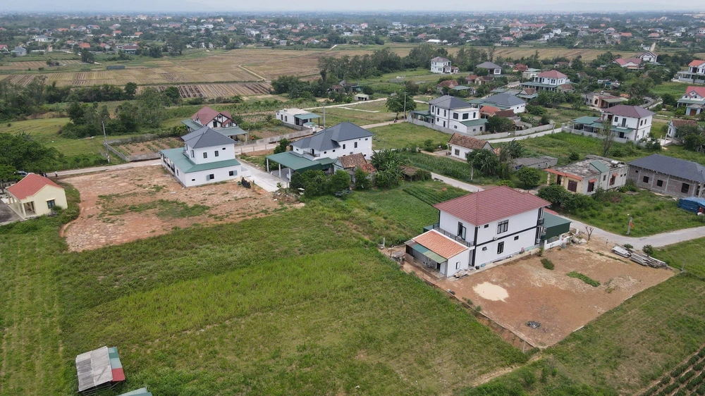 Một chủ tịch xã ở Quảng Bình bị cách chứccùng hàng loạt cán bộ bị kỷ luật. Ảnh: T.Tùng Mot-chu-tich-xa-o-quang-binh-bi-cach-chuc-do-sai-pham-ve-dat-dai (2).jpg