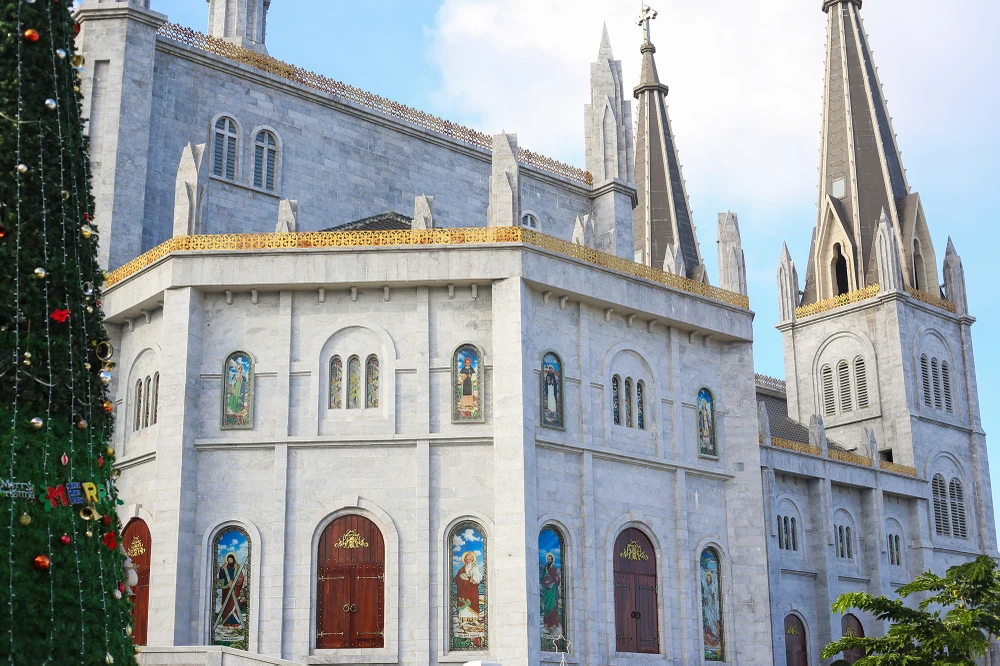 chiem-nguong-nha-tho-duoc-xay-dung-tu-hon-1.000-khoi-da-o-quang-binh (12).JPG