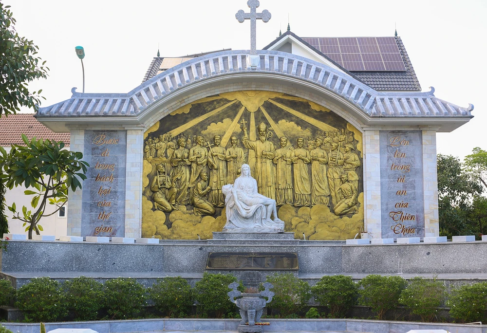 chiem-nguong-nha-tho-duoc-xay-dung-tu-hon-1.000-khoi-da-o-quang-binh (13).JPG