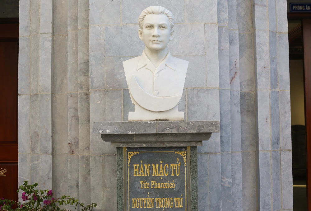 chiem-nguong-nha-tho-duoc-xay-dung-tu-hon-1.000-khoi-da-o-quang-binh (14).JPG