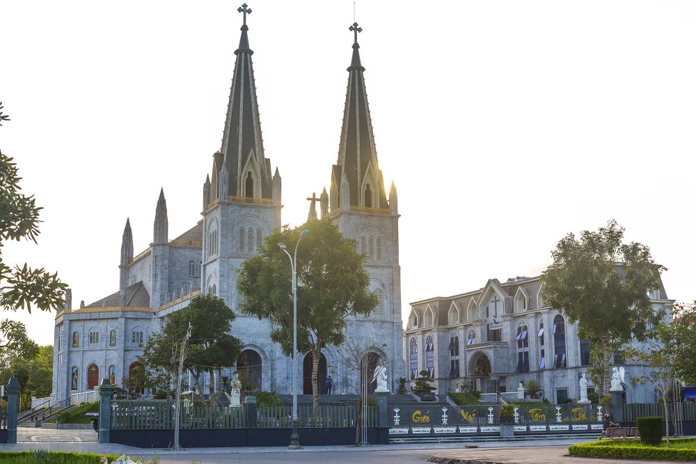 chiem-nguong-nha-tho-duoc-xay-dung-tu-hon-1.000-khoi-da-o-quang-binh (2).JPG