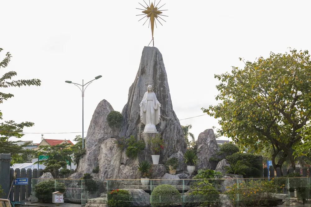 chiem-nguong-nha-tho-duoc-xay-dung-tu-hon-1.000-khoi-da-o-quang-binh (7).JPG