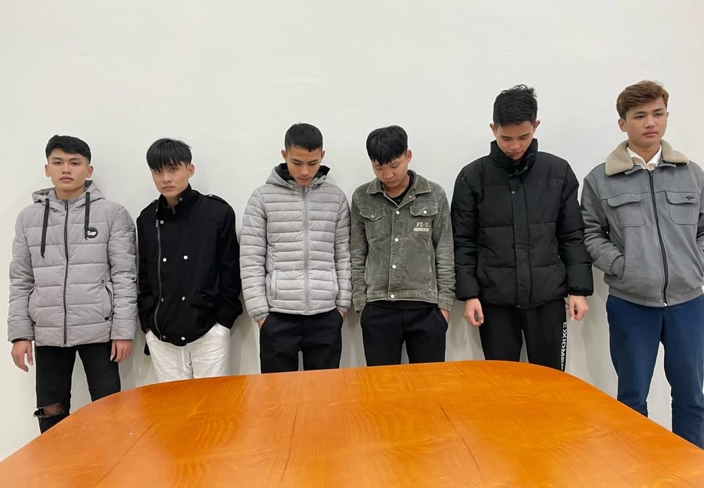Nhóm thanh niên sử dụng ma tuý trong khu nhà hoang tại cơ quan công an. Ảnh: CA Bắt quả tang 6 thanh niên sử dụng ma tuý trong khu nhà hoang