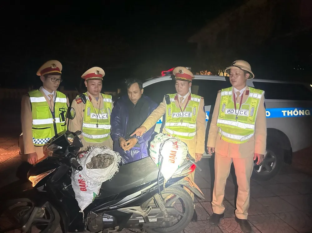 Đang vận chuyển 60 kg thuốc nổ từ Quảng Trị ra Quảng Bình tiêu thụ thì bị bắt