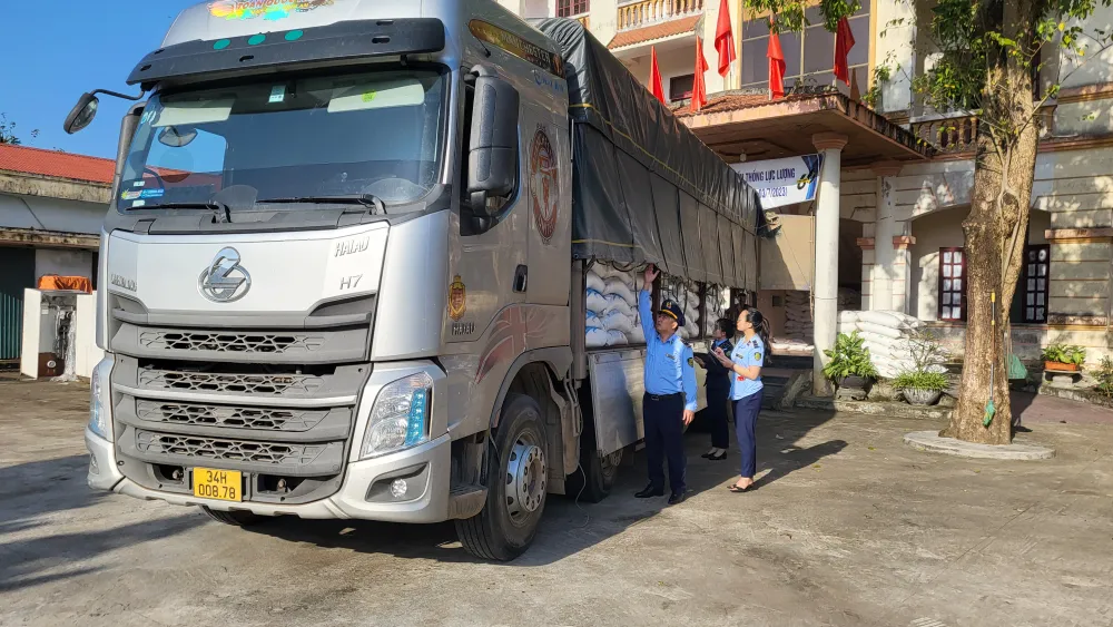 Quang-Binh-lien-tiep-chan-dung-3-xe-o-to-cho-7,5-tan-duong-nhap-lau (3).jpg