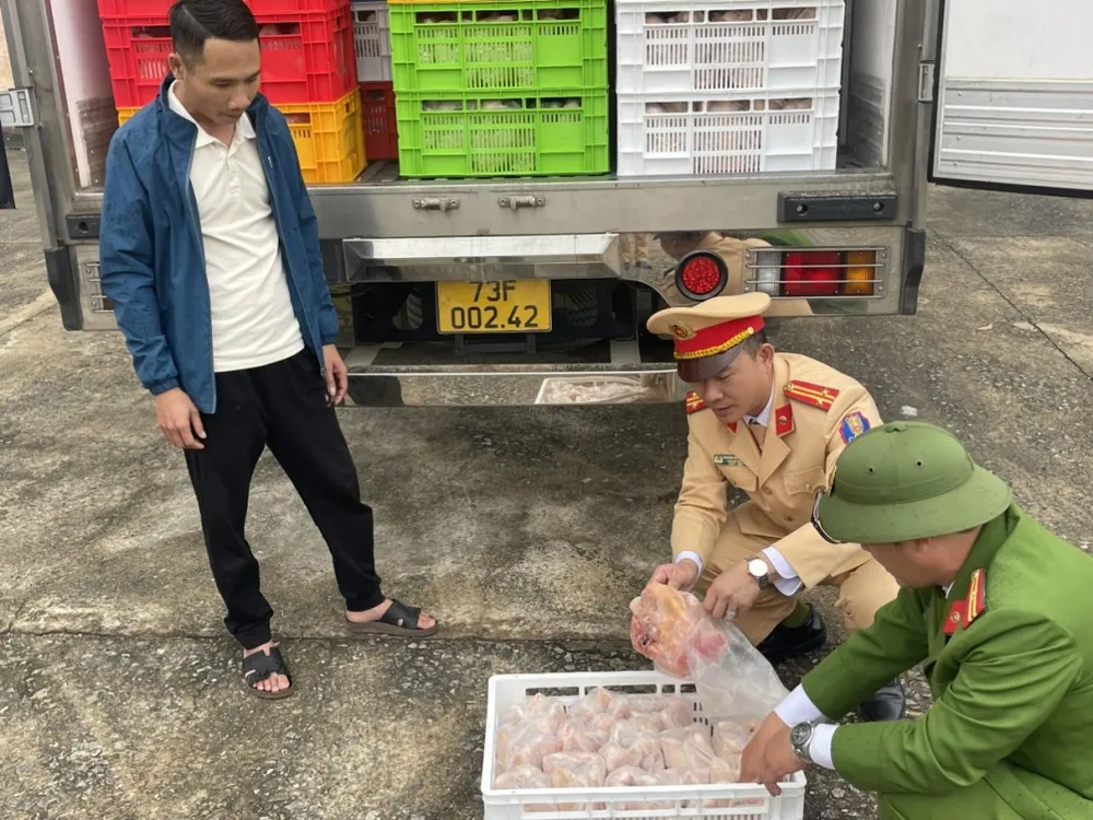 Gần 4 tấn thịt gà đông lạnh không rõ nguồn gốc được phát hiện. Ảnh: CA Bắt xe tải chở gần 4 tấn thịt gà đông lạnh không rõ nguồn gốc