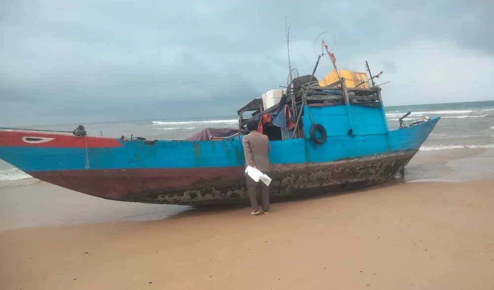 Tàu cá trôi dạt vào bờ biển Quảng Bình đã có người nhận