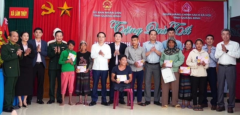 Lãnh đạo UBND tỉnh Quảng Bình trao quà Tết cho người dân có hoàn cảnh khó khăn, gia đình chính sách. Ảnh: L.Chi Quảng Bình: Dành hơn 37 tỉ đồng quà Tết cho hộ nghèo, gia đình chính sách